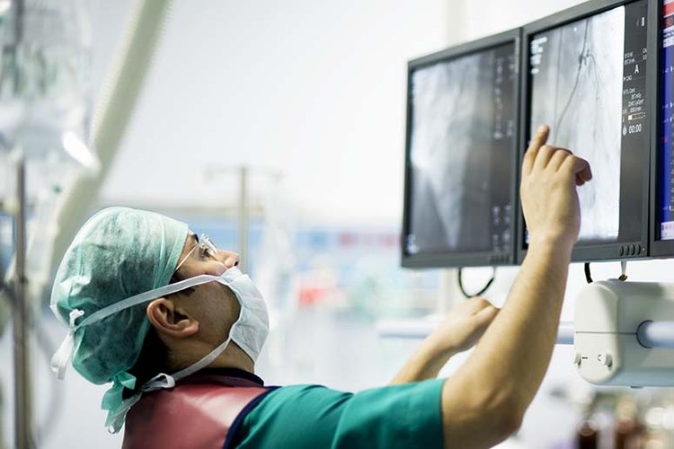 Surgeon Uses Ultrasound Fluoroscope During Carotid Artery Disease Stroke Prevention